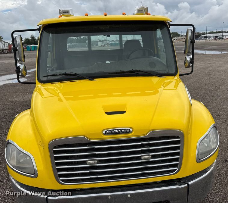 image for item EM8171 2018 Freightliner Business Class M2 rollback truck