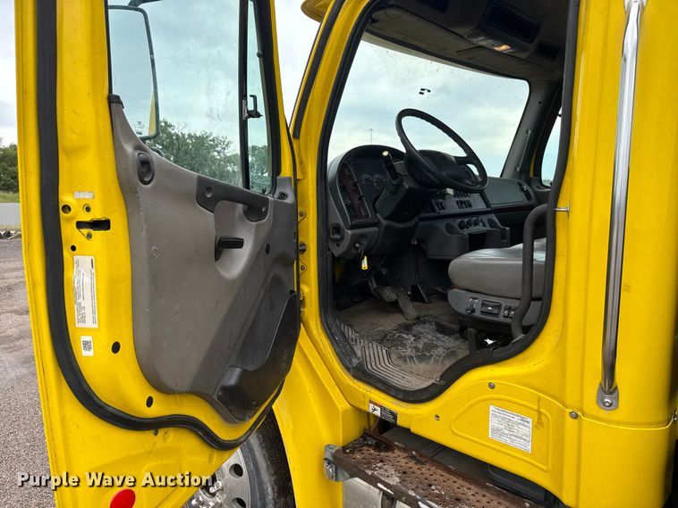 image for item EM8171 2018 Freightliner Business Class M2 rollback truck