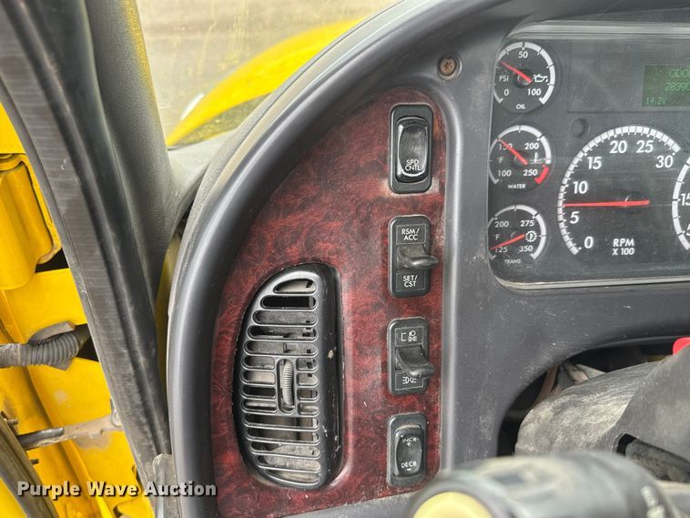 image for item EM8171 2018 Freightliner Business Class M2 rollback truck