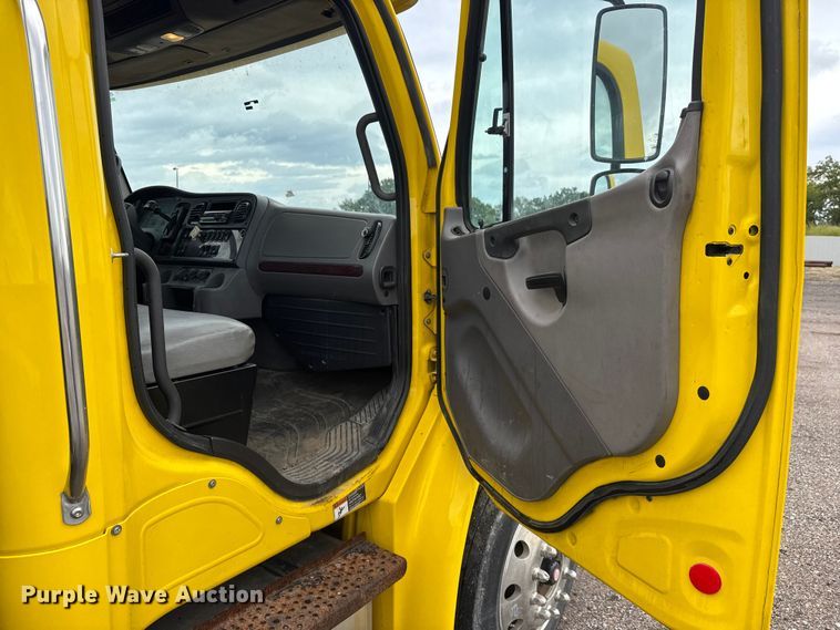 image for item EM8171 2018 Freightliner Business Class M2 rollback truck