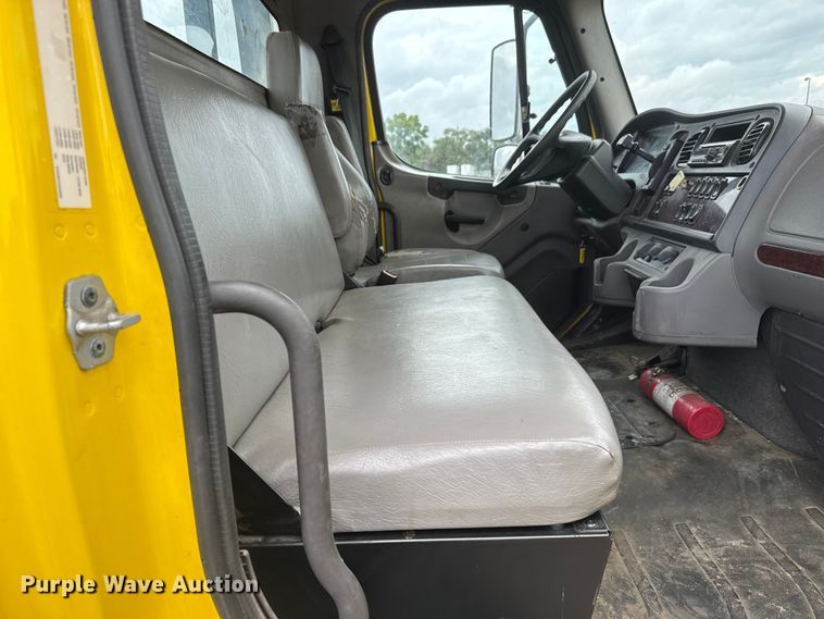 image for item EM8171 2018 Freightliner Business Class M2 rollback truck