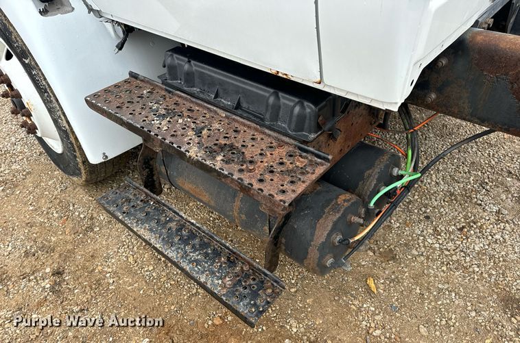 image for item EN4500 2006 International 4400 truck cab and chassis