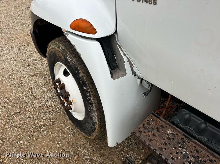 image for item EN4500 2006 International 4400 truck cab and chassis