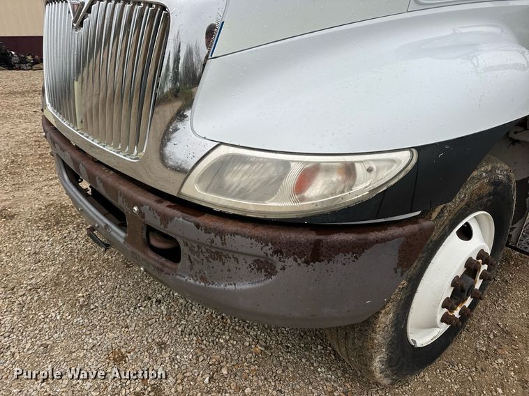 image for item EN4500 2006 International 4400 truck cab and chassis