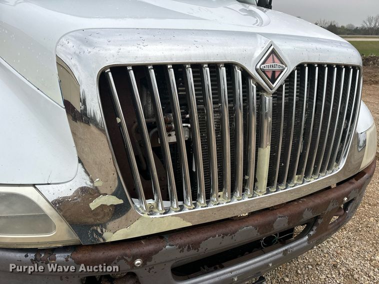 image for item EN4500 2006 International 4400 truck cab and chassis