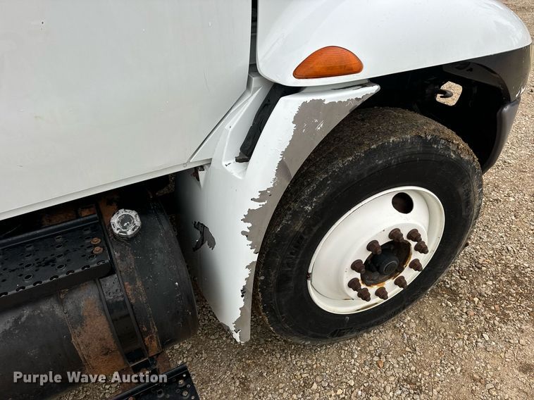 image for item EN4500 2006 International 4400 truck cab and chassis