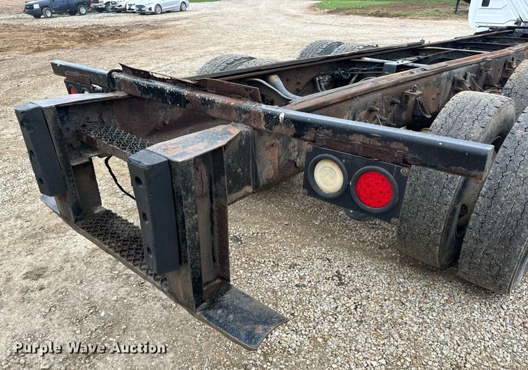 image for item EN4500 2006 International 4400 truck cab and chassis