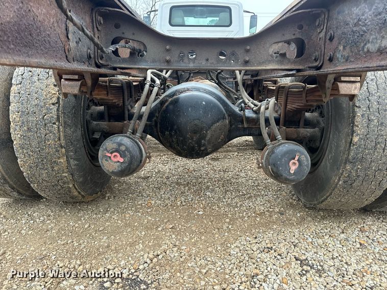 image for item EN4500 2006 International 4400 truck cab and chassis