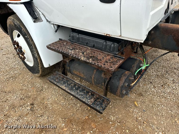 image for item EN4500 2006 International 4400 truck cab and chassis