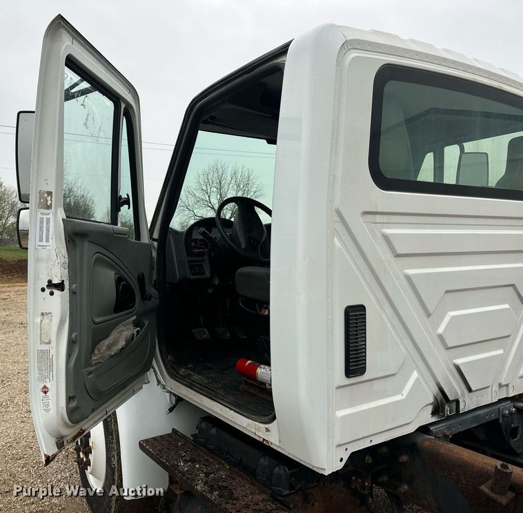 image for item EN4500 2006 International 4400 truck cab and chassis