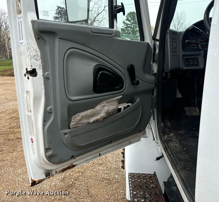 image for item EN4500 2006 International 4400 truck cab and chassis