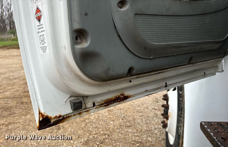 image for item EN4500 2006 International 4400 truck cab and chassis