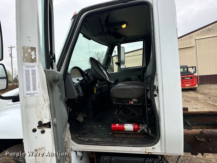 image for item EN4500 2006 International 4400 truck cab and chassis