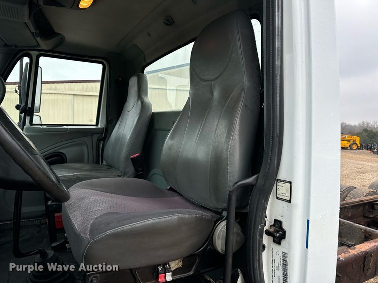 image for item EN4500 2006 International 4400 truck cab and chassis