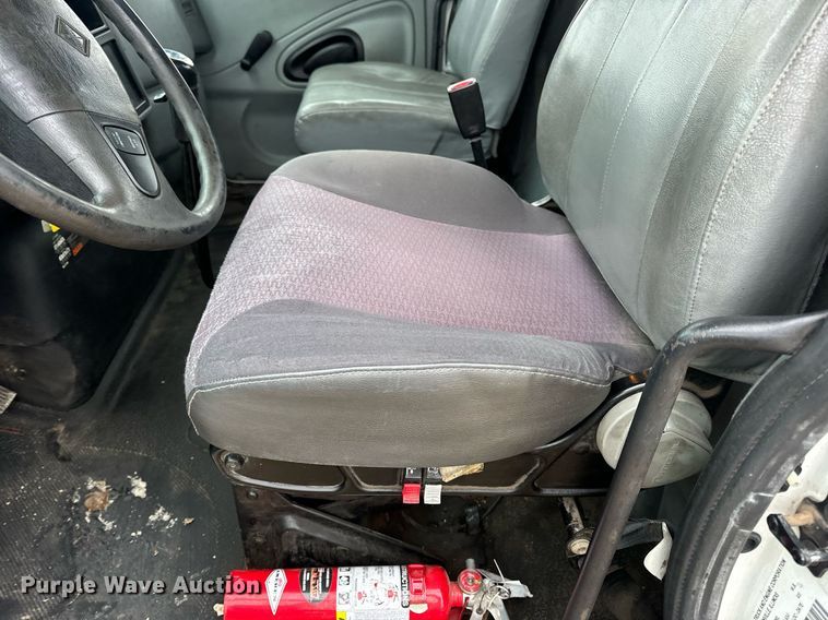 image for item EN4500 2006 International 4400 truck cab and chassis