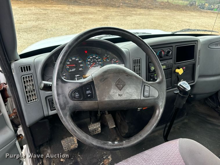 image for item EN4500 2006 International 4400 truck cab and chassis