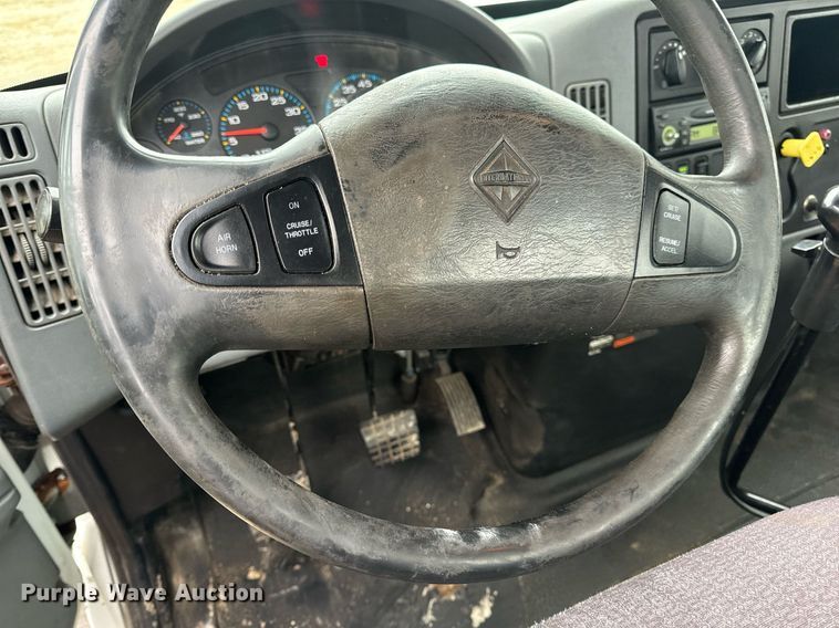 image for item EN4500 2006 International 4400 truck cab and chassis