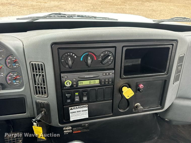 image for item EN4500 2006 International 4400 truck cab and chassis