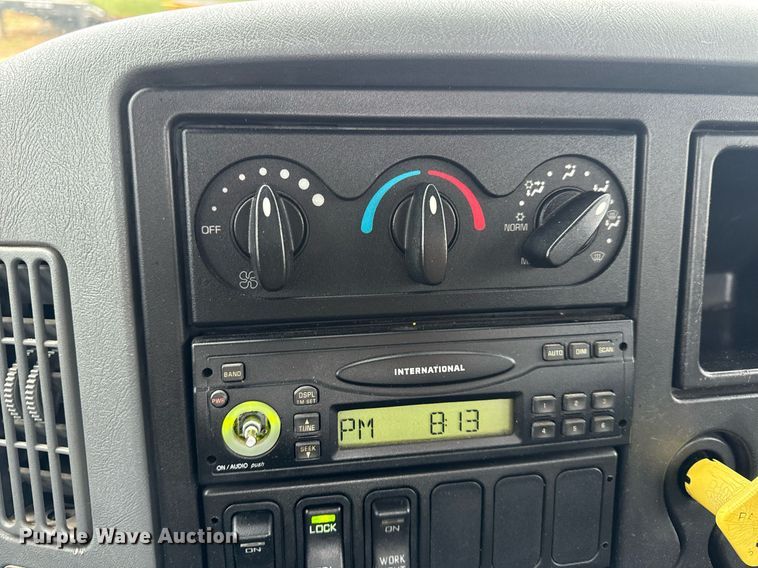 image for item EN4500 2006 International 4400 truck cab and chassis