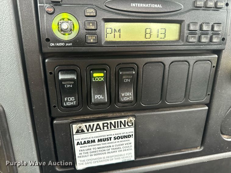 image for item EN4500 2006 International 4400 truck cab and chassis