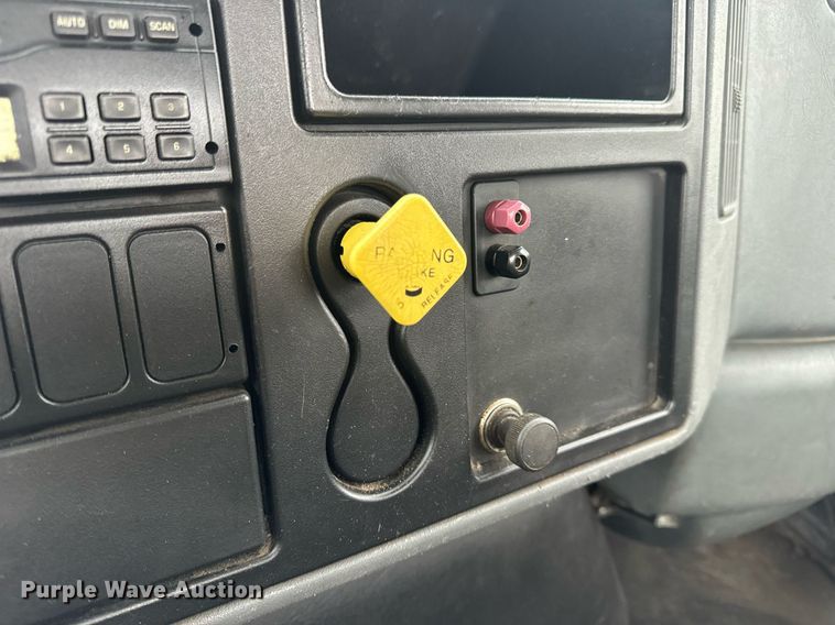 image for item EN4500 2006 International 4400 truck cab and chassis