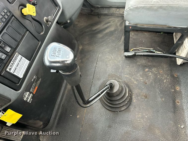 image for item EN4500 2006 International 4400 truck cab and chassis