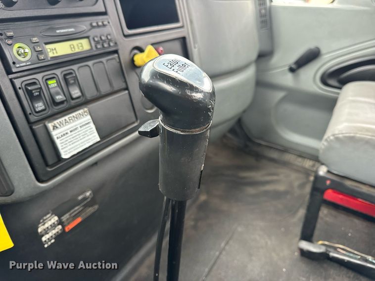 image for item EN4500 2006 International 4400 truck cab and chassis