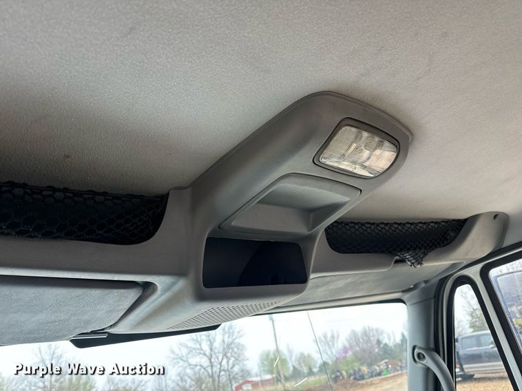 image for item EN4500 2006 International 4400 truck cab and chassis