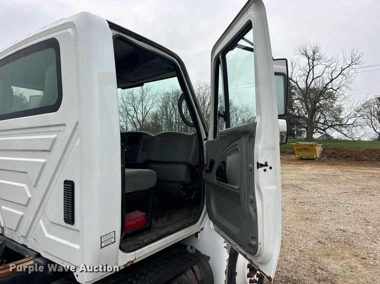 image for item EN4500 2006 International 4400 truck cab and chassis