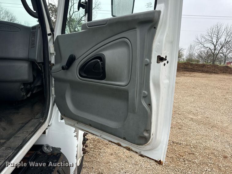 image for item EN4500 2006 International 4400 truck cab and chassis