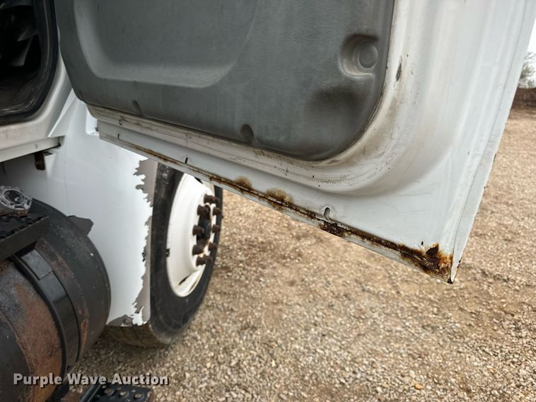 image for item EN4500 2006 International 4400 truck cab and chassis