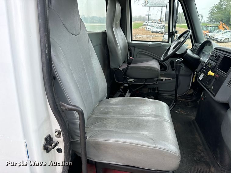 image for item EN4500 2006 International 4400 truck cab and chassis