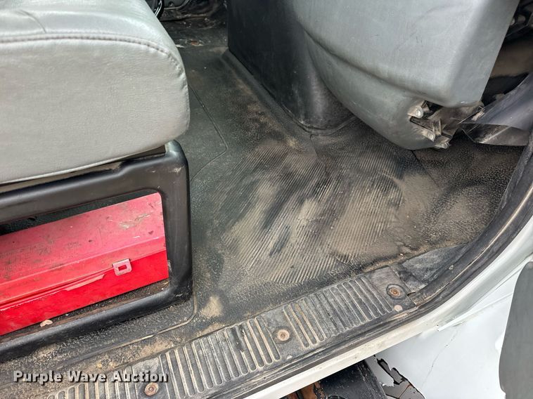 image for item EN4500 2006 International 4400 truck cab and chassis