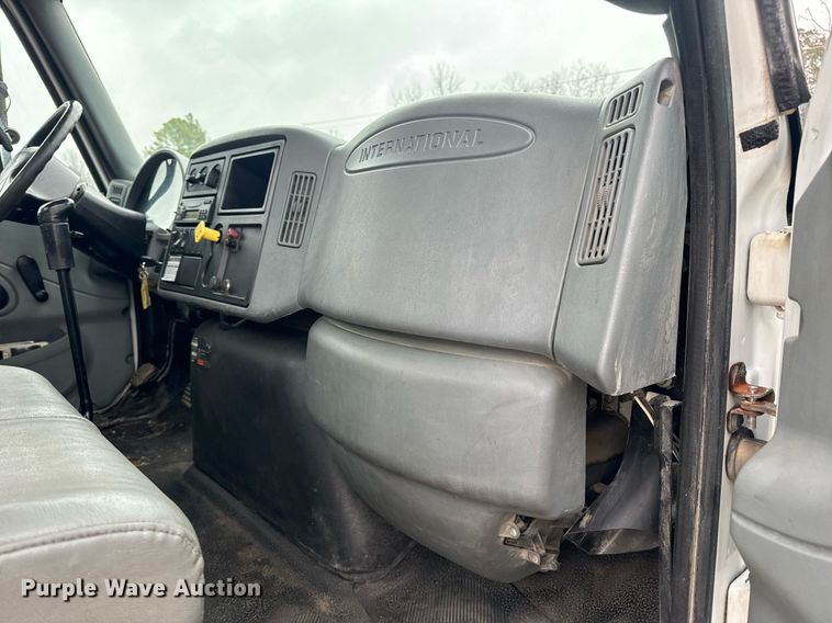 image for item EN4500 2006 International 4400 truck cab and chassis