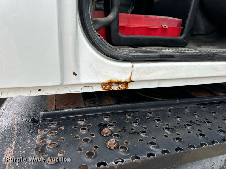 image for item EN4500 2006 International 4400 truck cab and chassis