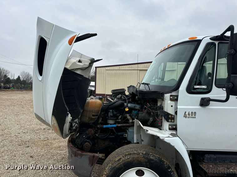 image for item EN4500 2006 International 4400 truck cab and chassis