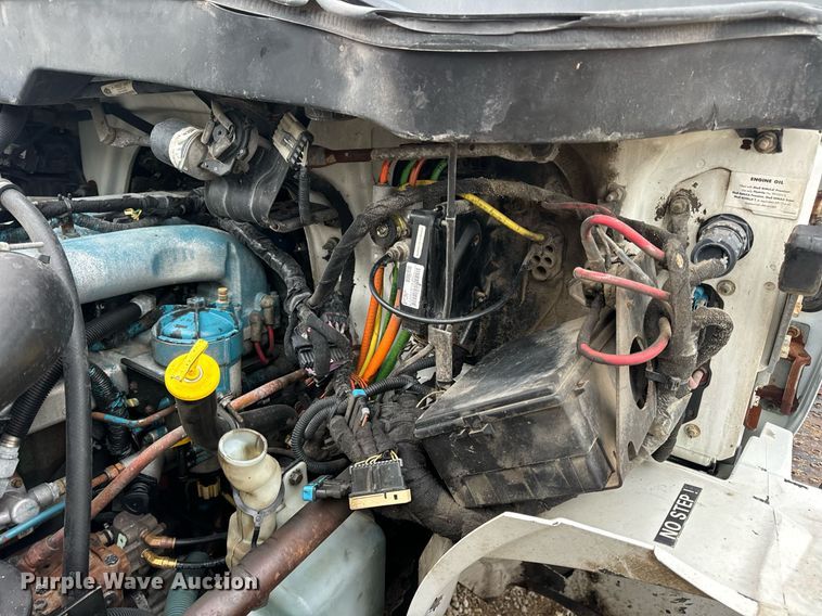 image for item EN4500 2006 International 4400 truck cab and chassis