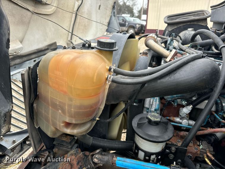 image for item EN4500 2006 International 4400 truck cab and chassis