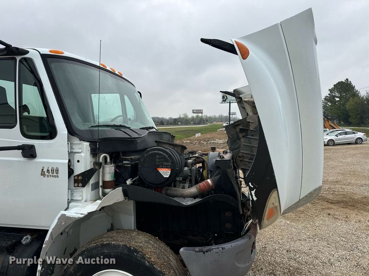 image for item EN4500 2006 International 4400 truck cab and chassis