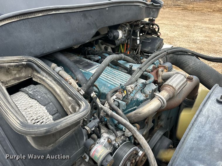 image for item EN4500 2006 International 4400 truck cab and chassis