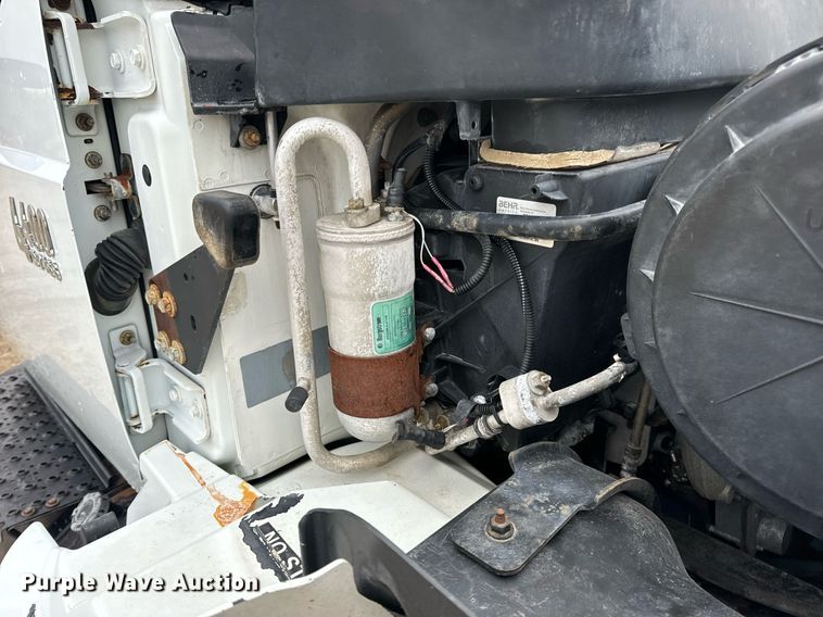 image for item EN4500 2006 International 4400 truck cab and chassis