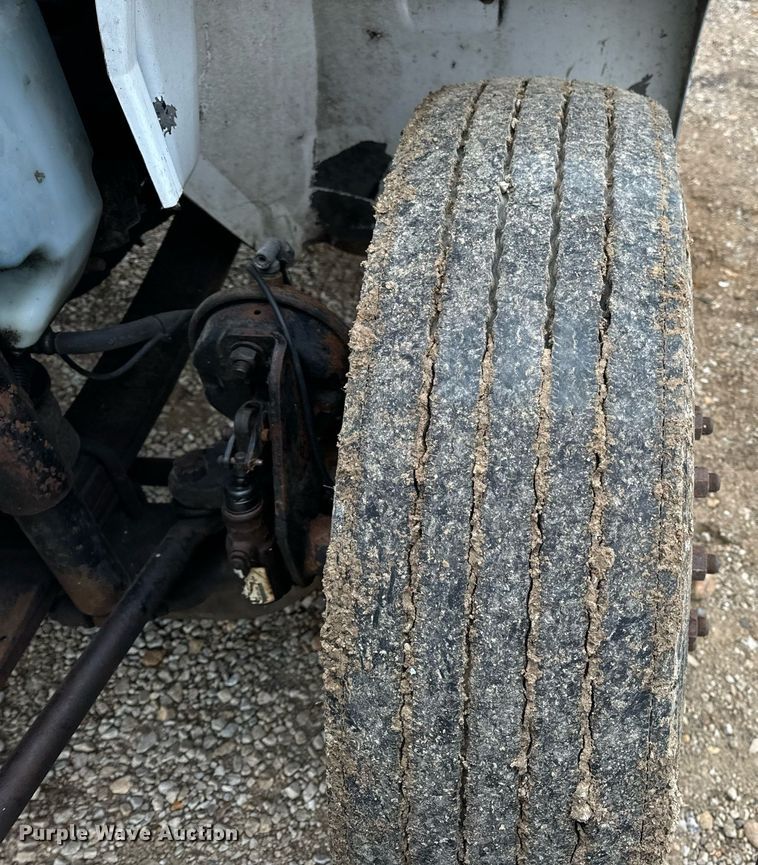 image for item EN4500 2006 International 4400 truck cab and chassis