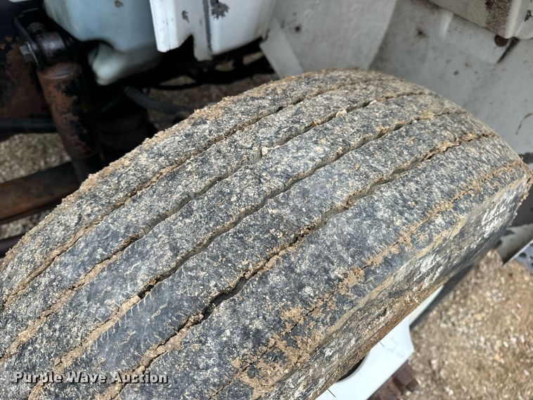 image for item EN4500 2006 International 4400 truck cab and chassis