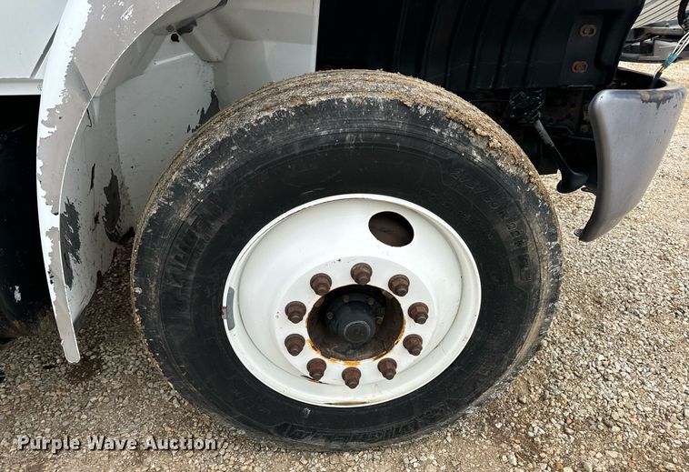 image for item EN4500 2006 International 4400 truck cab and chassis