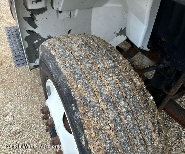 image for item EN4500 2006 International 4400 truck cab and chassis