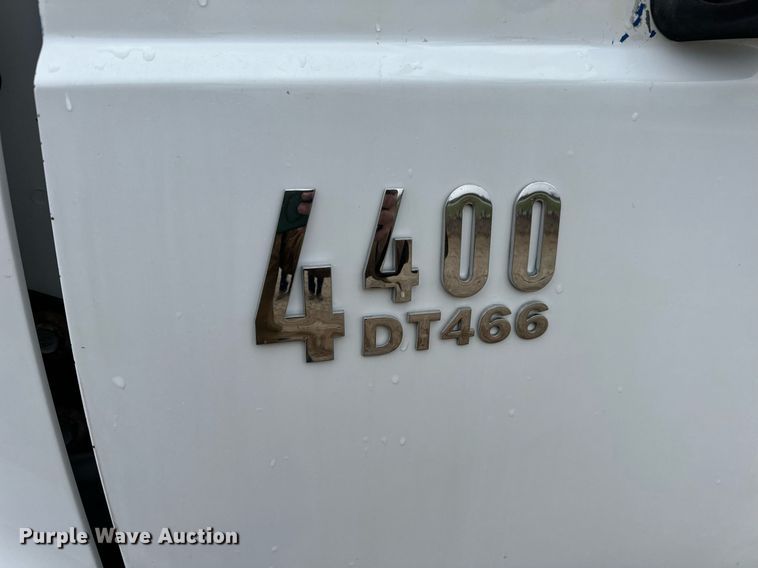 image for item EN4500 2006 International 4400 truck cab and chassis