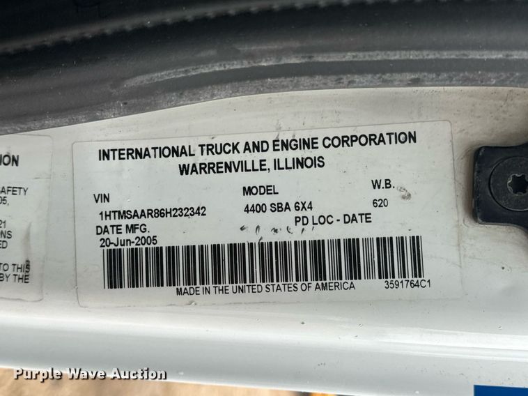 image for item EN4500 2006 International 4400 truck cab and chassis