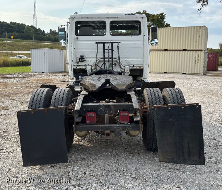 image for item EN5604 1995 Freightliner FL70 semi truck