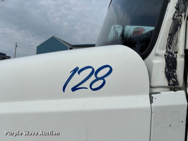 image for item EN5604 1995 Freightliner FL70 semi truck