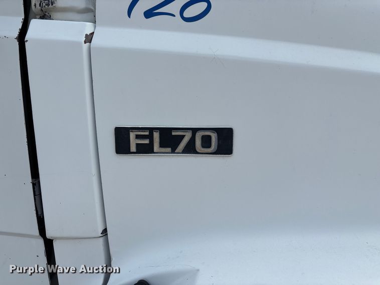 image for item EN5604 1995 Freightliner FL70 semi truck